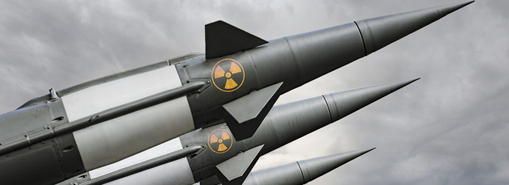 Des missiles avec des ogives prêts à être lancés. En fond, un ciel orageux.