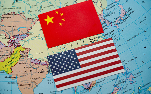 Les drapeaux de la Chine et des États-Unis sur une carte de l'Asie.