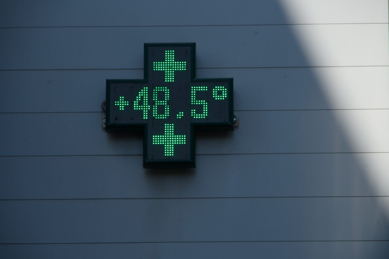 Vague de chaleur à 48°5 à 16h43 dans le quartier Rangueil de Toulouse en France, le 23 août 2023.